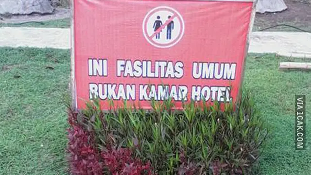 Deretan Spanduk di Taman Bermain Super Kocak, Sukses Bikin Orang Kesal