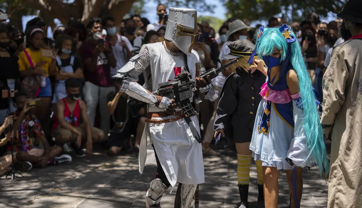 <p>Penggemar anime dan video game Kuba berpakaian seperti pahlawan atau karakter favorit mereka, berpose untuk selfie selama parade Cosplay di sela-sela Pameran Buku Internasional Havana, di Havana, Sabtu (23/4/2022). (AP Photo/ Ramon Espinosa)</p>