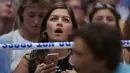 Ekspresi warga ketika menyaksikan seorang pria nekat memanjat gedung Trump Tower di New York, AS, Rabu (10/8). Pria berambut gondrong itu nekat memanjat Menara Trump dengan tali dan cangkir hisap layaknya tengah memanjat tebing. (REUTERS/Carlo Allegri)