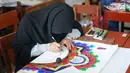 Peserta membuat kaligrafi kategori mushaf Alquran pada lomba MTQ Tingkat Kota Tangerang Selatan, Banten, Selasa (18/9). Lomba MTQ dilangsungkan pada tanggal 17 hingga 20 September 2018. (Merdeka.com/Arie Basuki)