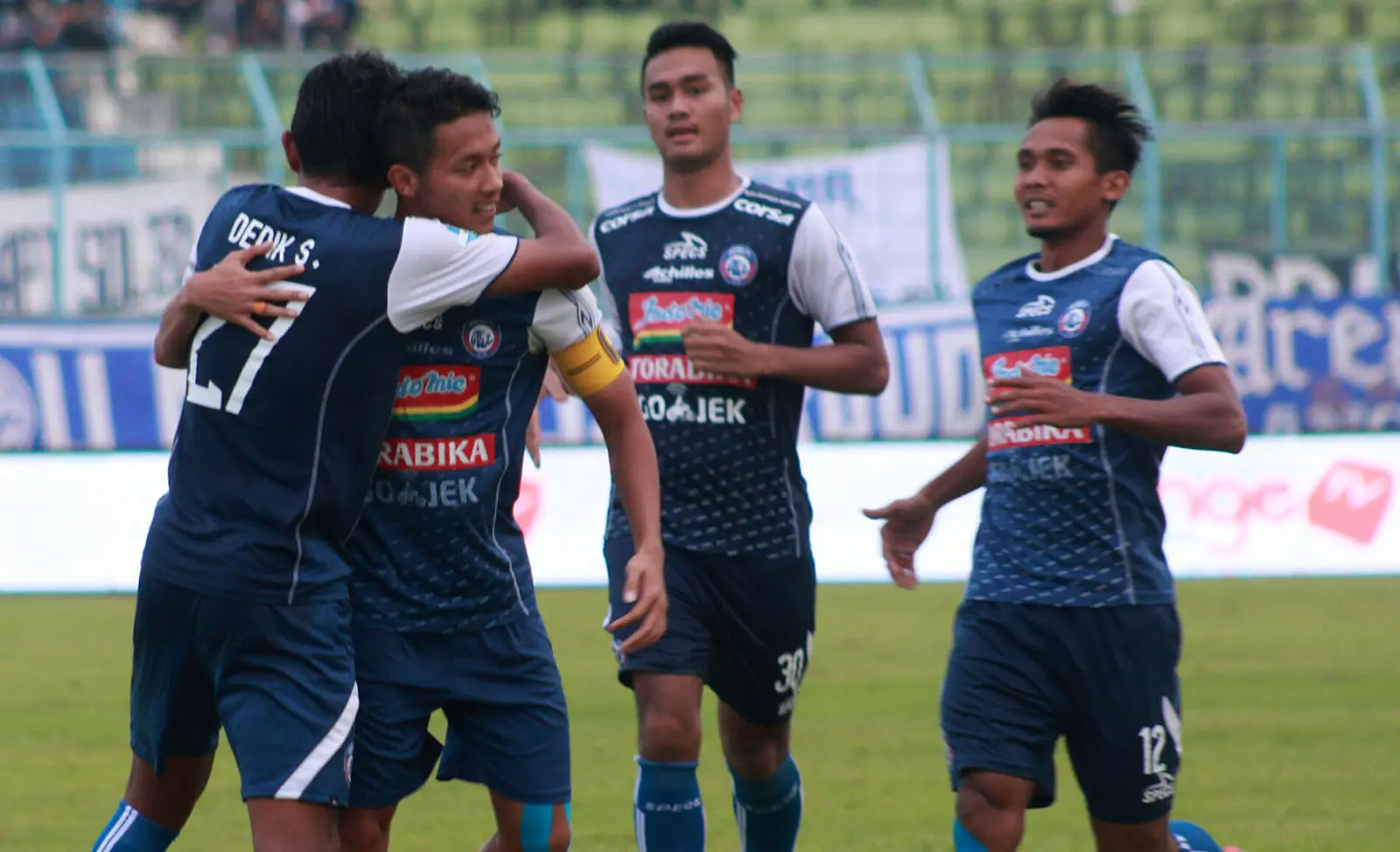 Selebrasi Dedik Setiawan dengan pemain Arema saat menjamu Persipura di Stadion Kanjuruhan, Malang, Jumat (27/4/2018). (Bola.com/Iwan Setiawan)