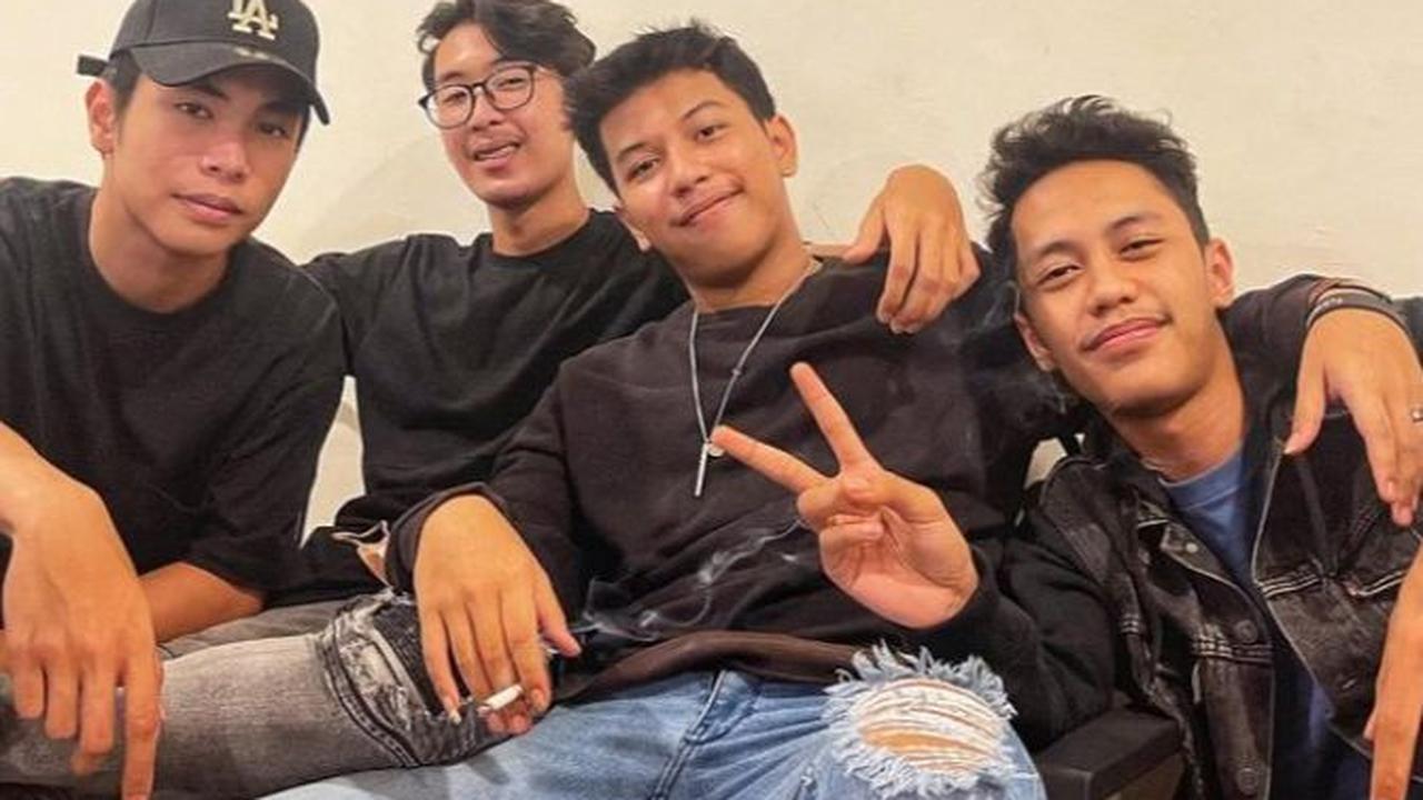 Yang bisa dia lakukan hanya ikhlas dan berpikir bahwa ‘mungkin sekarang waktunya untuk berteman dulu. Suatu hari nanti pasti akan tiba saatnya ketika ia bisa mengungkapkan perasaannya itu," terangnya.<br>
