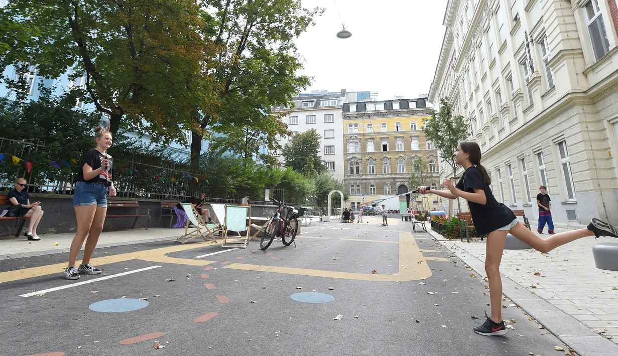 Dua remaja bermain bulu tangkis di "jalan sejuk" yang disediakan di Waltergasse, Wina, 20 Juli 2020. Wina menyediakan 22 "jalan sejuk" untuk yang ingin menyejukkan diri, lengkap dengan berbagai fasilitas seperti mainan, alat olahraga, dan air bersih gratis hingga 20 September 2020. (Xinhua/Guo Chen)
