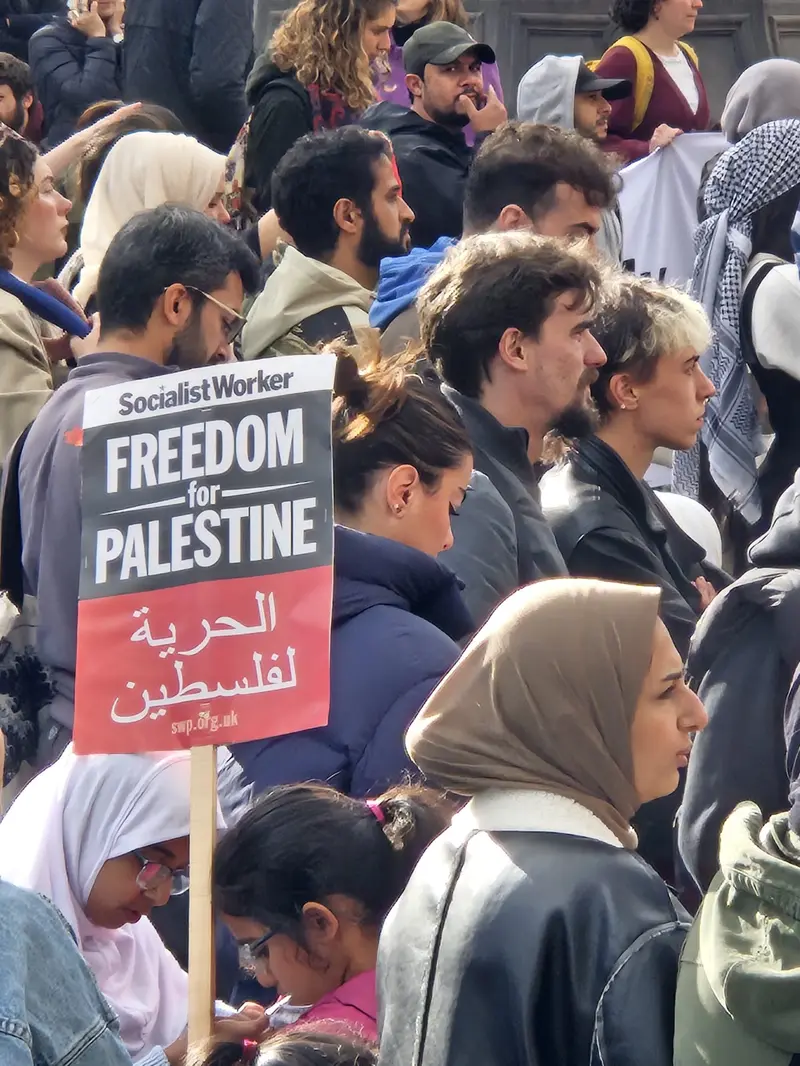 Setelah Turunkan Bendera Israel, Warga Muslim dan Non Muslim Sheffield Kembali Lakukan Demo di Balai Kota