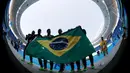 Tim atletik Brasil mengibarkan bendera negaranya saat meraih medali emas di Paralimpiade Rio 2016, Brasil (10/9). (REUTERS / Ricardo Moraes)