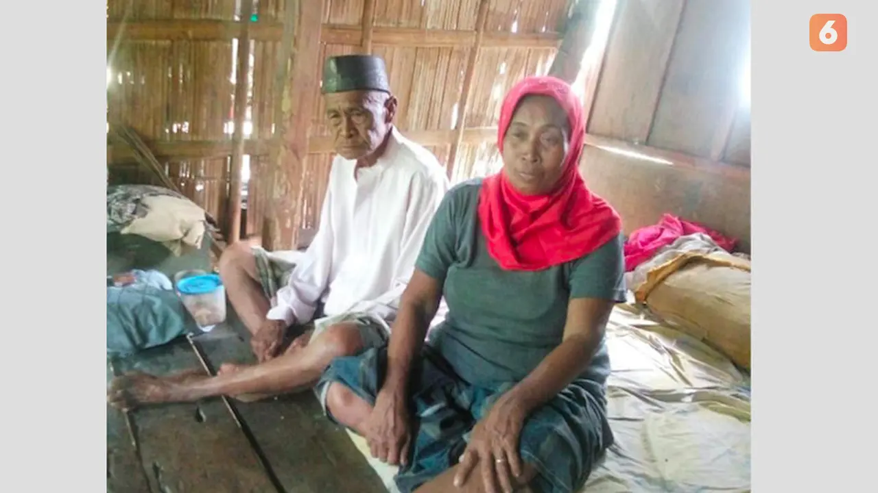 Kakek yang viral karena salat Idul Adha pakai seragam SMA dan istrinya (Fauzan/Liputan6.com)