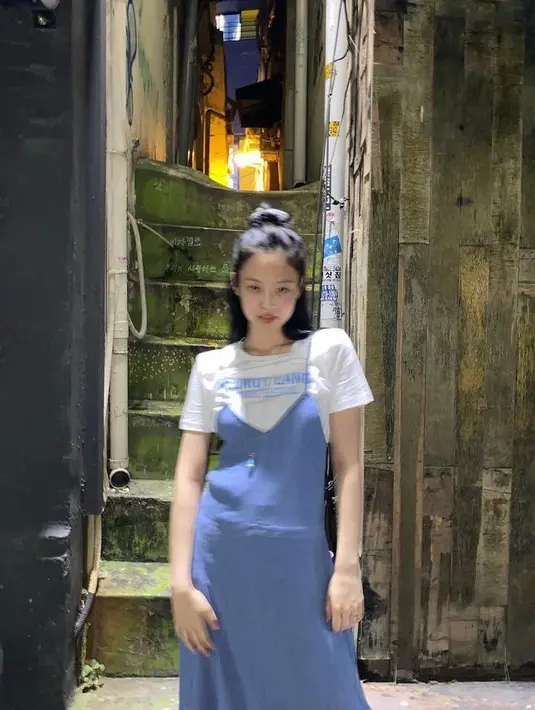 Untuk look casual yang feminin, bisa tiru gaya Jennie Blackpink berikut ini. Padukan slip dress sebagai outer dan t-shirt sebagai inner (Instagram/jennierubyjane).