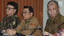 Ketua KPK Agus Rahardjo (kanan) memberikan keterangan saat jumpa pers di Jakarta, Rabu (15/8). Tim nasional pencegahan Korupsi menggelar rapat 'Kolaborasi Cegah Korupsi' terhadap para pejabat pemerintah. (Merdeka.com/Dwi Narwoko)