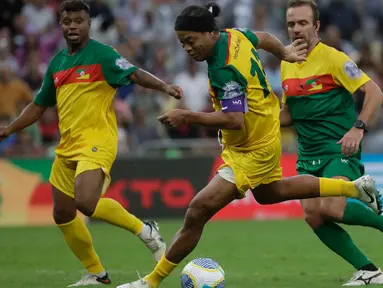 Mantan pemain timnas Brasil dan Barcelona, Ronaldinho Gaucho saat bermain dalam laga eksibisi di stadion Maracana, Rio de Janeiro, Minggu, 26 Mei 2024. (AP Photo/Bruna Prado)