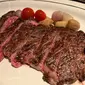 Australian Wagyu Steak sirloin dengan tingkat kematangan medium rare yang disajikan di Meatguy Steakhouse, berlokasi di seputaran Bintaro&nbsp;pada Kamis, 1 Februari 2024. (Dok: Liputan6.com/dyah)