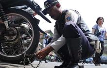 Parkir sembarangan digembok dan ditilang