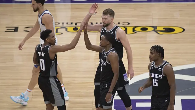 Selebrasi pemain Kings saat melawan Warriors di play-off NBA
