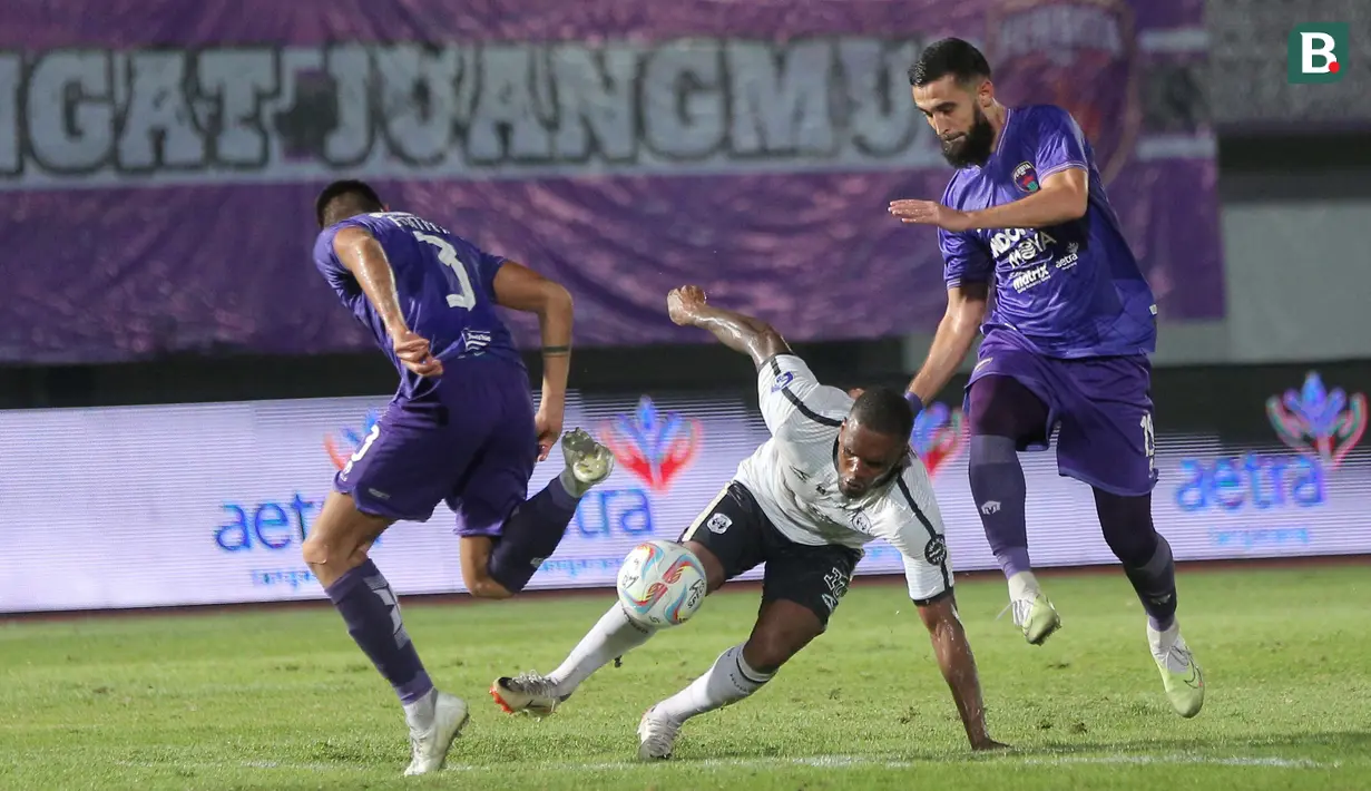 Pemain Persita Tangerang, Javlon Guseynov dan Christian Rontini mengadang pergerakan pemain RANS Nusantara FC, Evandro Brandao, pada pekan ke-20 BRI Liga 1 2023/2024 di Stadion Indomilk Arena, Tangerang, Kamis (23/11/2023). (Bola.com/M Iqbal Ichsan)