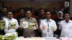 Wakapolda Metro Jaya Brigjen Wahyu Hadiningrat (kedua kiri) menunjukan barang bukti narkoba saat rilis di Polda Metro Jaya, Jakarta, Rabu (19/12). Sebanyak 70,7 kg narkoba shabu dan 49.238 butir ekstasi berhasil diamankan. (Liputan6.com/Herman Zakharia)