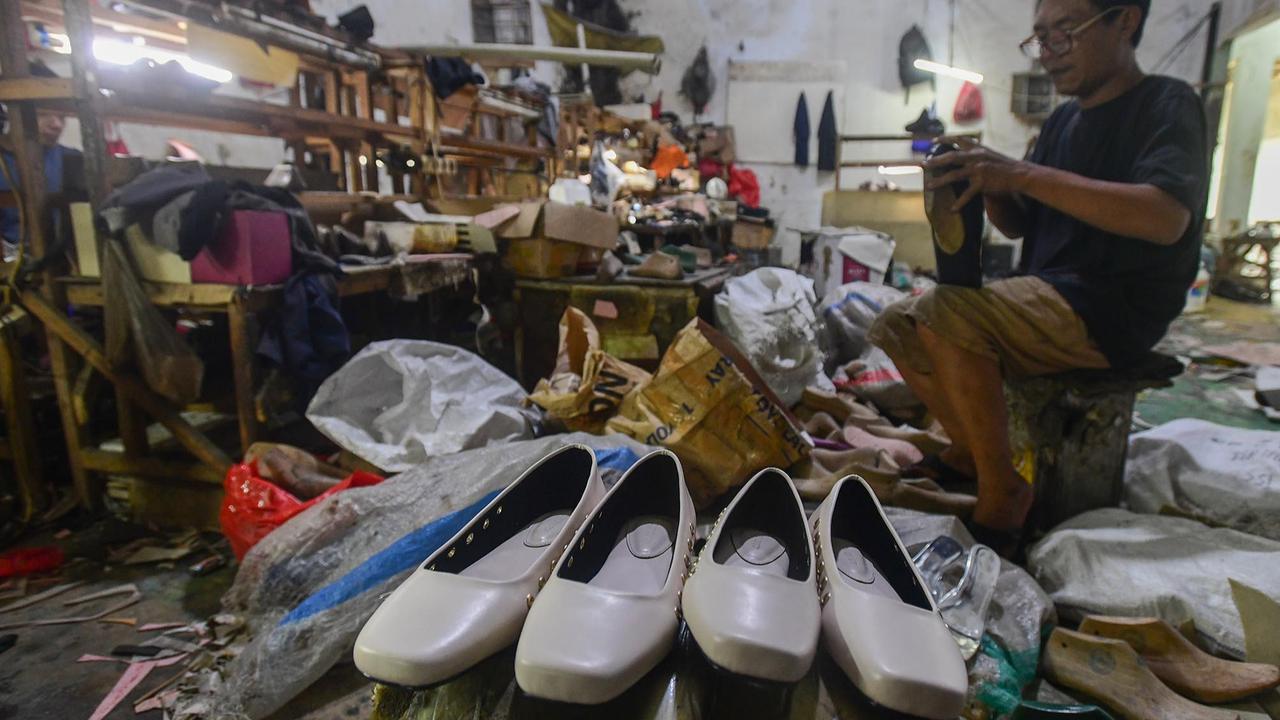 FOTO: Permintaan Lesu, Industri Rumahan Sepatu Terpukul, Omzet Anjlok 70 Persen