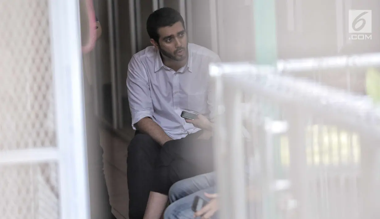 Aktor Fachri Albar berbincang dengan istrinya Renata Kusmanto saat menunggu sidang di ruang tahanan Pengadilan Negeri Jakarta Selatan, Selasa (5/6). (Liputan6.com/Faizal Fanani)