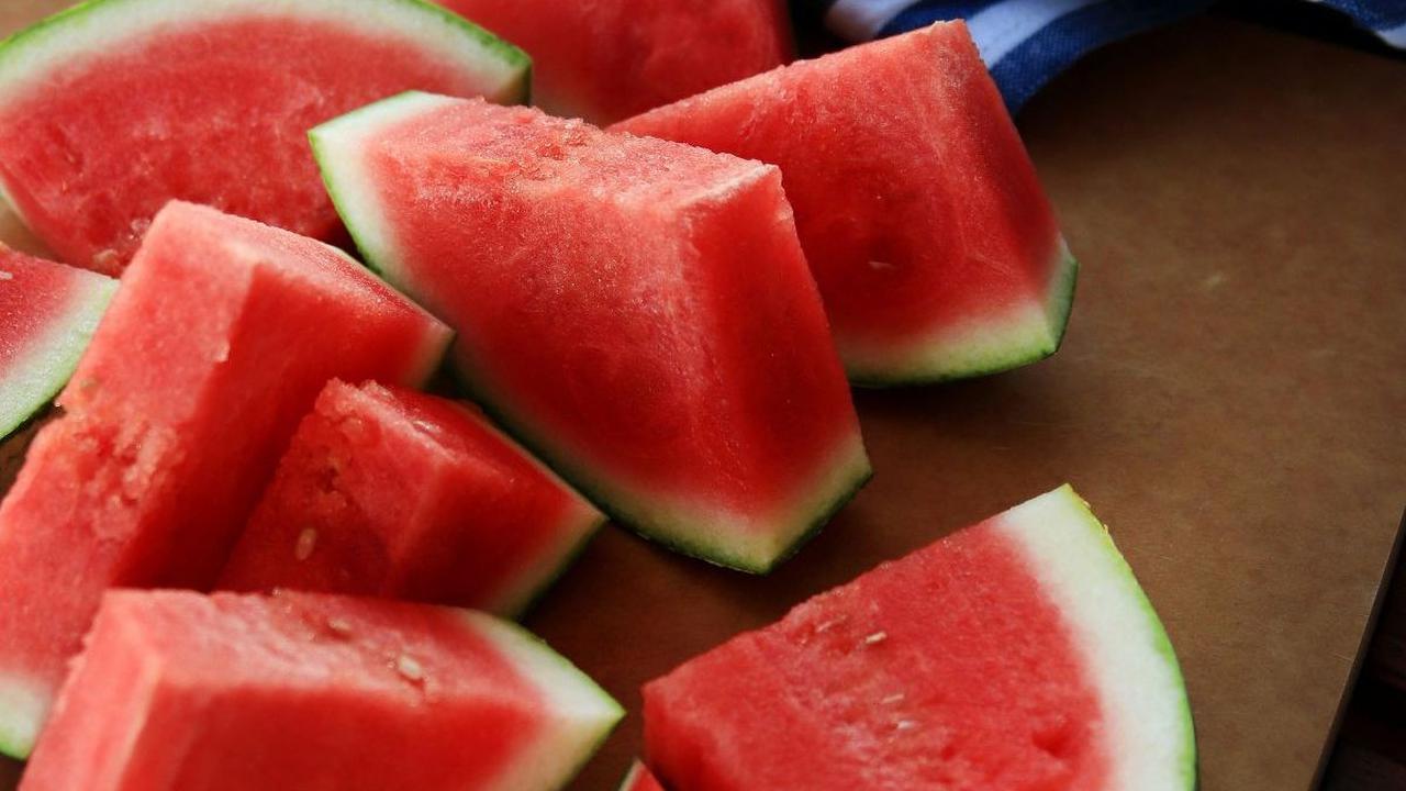 9. Semangka: Buah Tinggi Air untuk Menghidrasi Tubuh