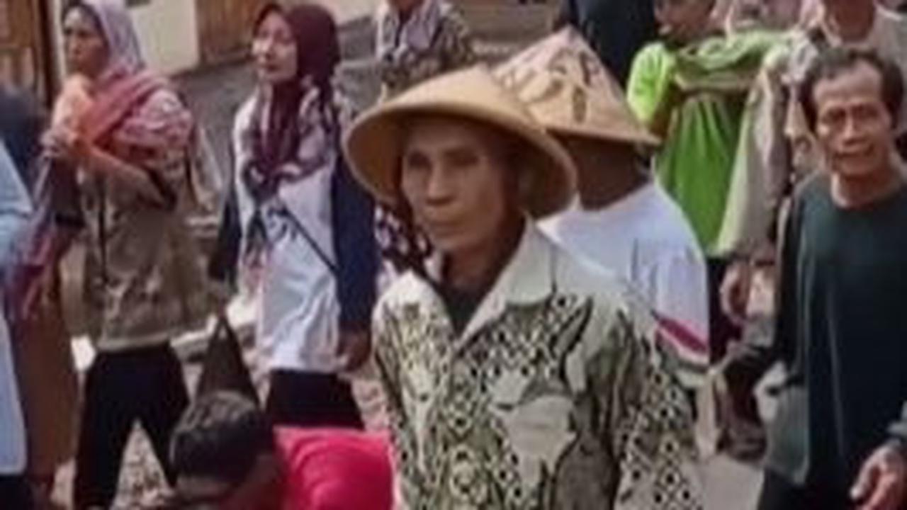 Saking Bahagia Jalan Kampungnya Diaspal, Warga di Gunungkidul Tunaikan Nazar Merangkak 1 Kilometer