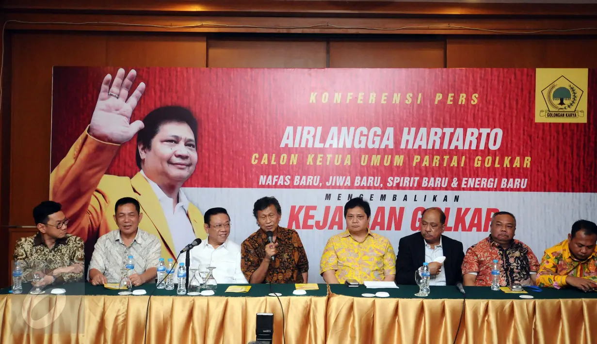 Anggota Dewan Pertimbangan Partai Golkar, Mahadi Sinambela (keempat kiri) memberikan keterangan saat deklarasi pencalonan Airlangga Hartarto sebagai calon Ketua Umum Partai Golkar, Jakarta, Selasa (1/3/2016). (Liputan6.com/Helmi Fithriansyah)