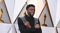 Chadwick Boseman berpose saat tiba di Oscar di Dolby Theatre di Los Angeles pada 4 Maret 2018. Aktor pemeran Black Panther ini meninggal dunia karena penyakit kanker usus, yang ia derita selama empat tahun. (AP Photo/Jordan Strauss)