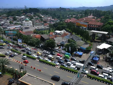 Suasana kawasan Puncak di Simpang Gadog, Ciawi, Bogor, Kamis (20/5/2021). Walaupun libur lebaran sudah berlalu, kawasan Puncak dan sekitarnya masih dipadati wiasatawan. (merdeka.com/Arie Basuki)