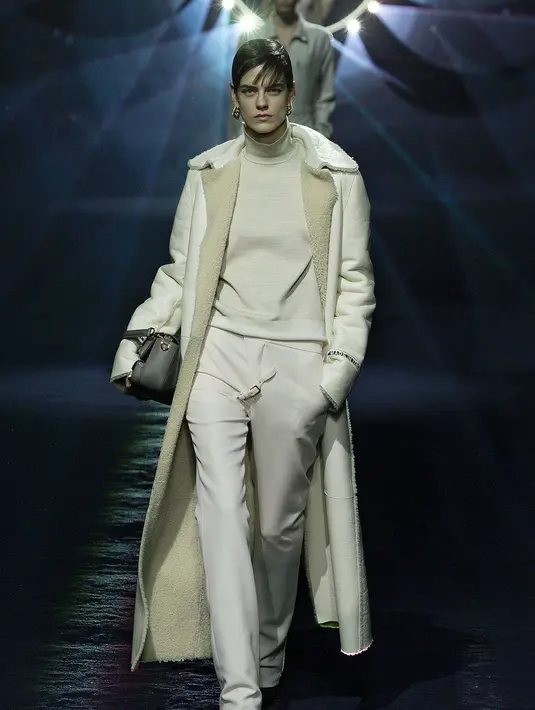 Mac yang rapi akan terbuka memperlihatkan lapisan berpayetnya. Gaun berpotongan bias tampil dengan tali pengikat. [Foto: Document/FENDI]