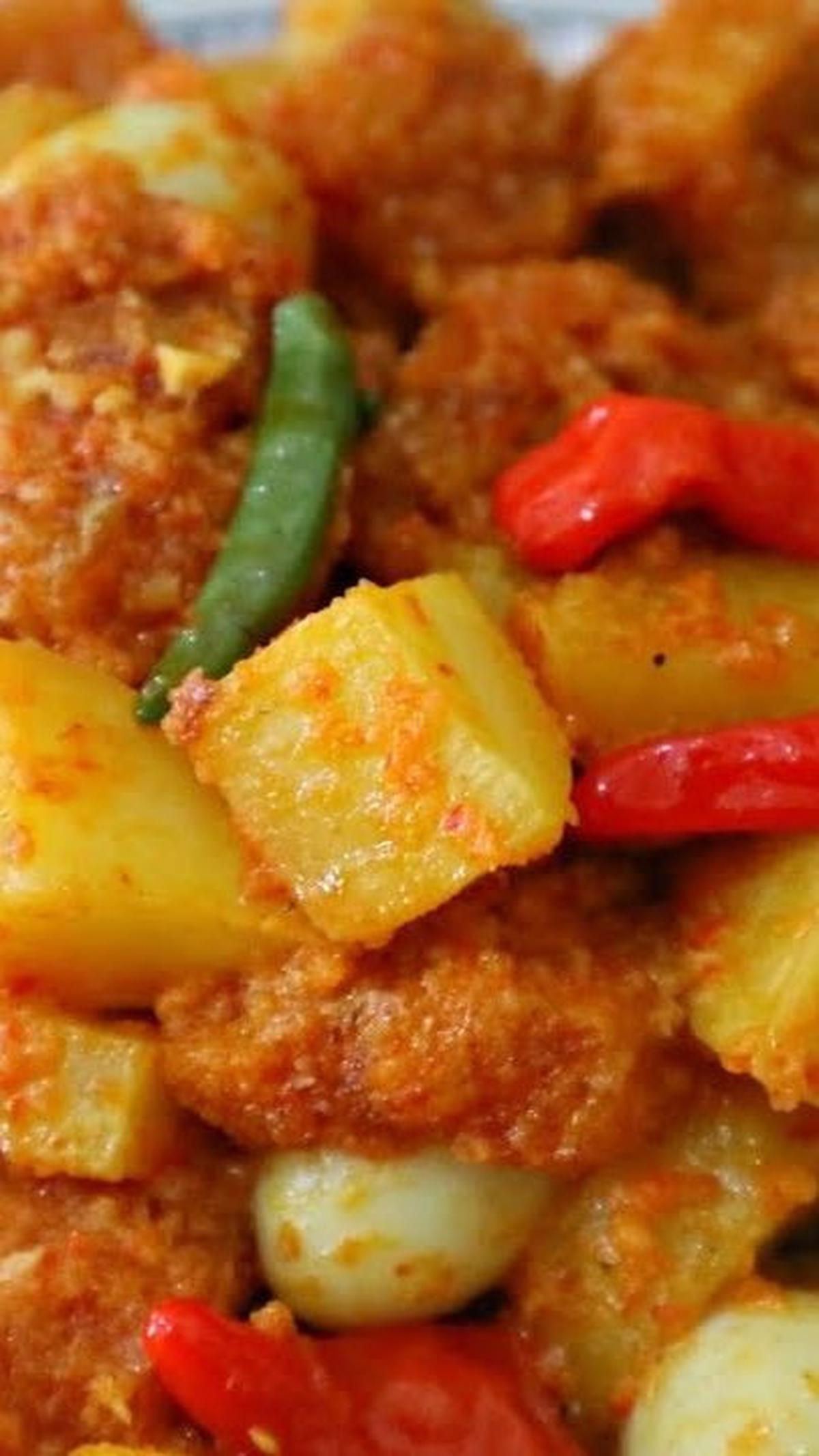 Sambal goreng kentang bisa jadi tambahan menu yang menggugah selera untuk melengkapi menu Lebaran di rumah. Jangan lupa siapkan dari sekarang bahannya dan segera masak malam sebelum Lebaran supaya bumbu lebih meresap. Selamat mencoba.