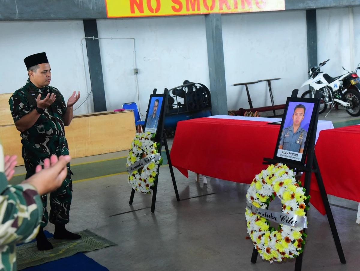 Upacara pelepasan Marinir korban longsor cisarua bandung