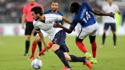 Bek Italia, Davide Astori, berusaha melewati gelandang Prancis, Blaise Matuidi. Pada laga ini Italia menggunakan formasi 3-5-2, sementara Prancis menggunakan skema 4-3-3. (EPA/Tony Vece)