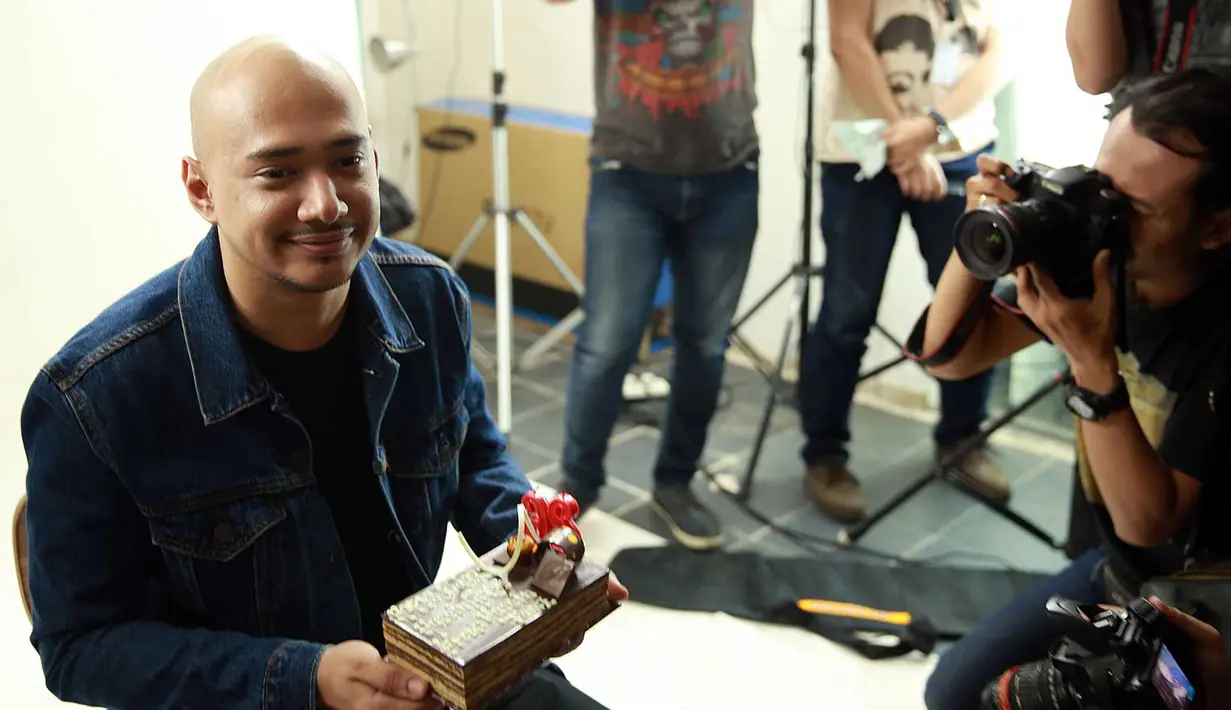 Sebelum meniup lilin, Husein memanjatkan doa dalam hati. (Bintang/Deki Prayoga)