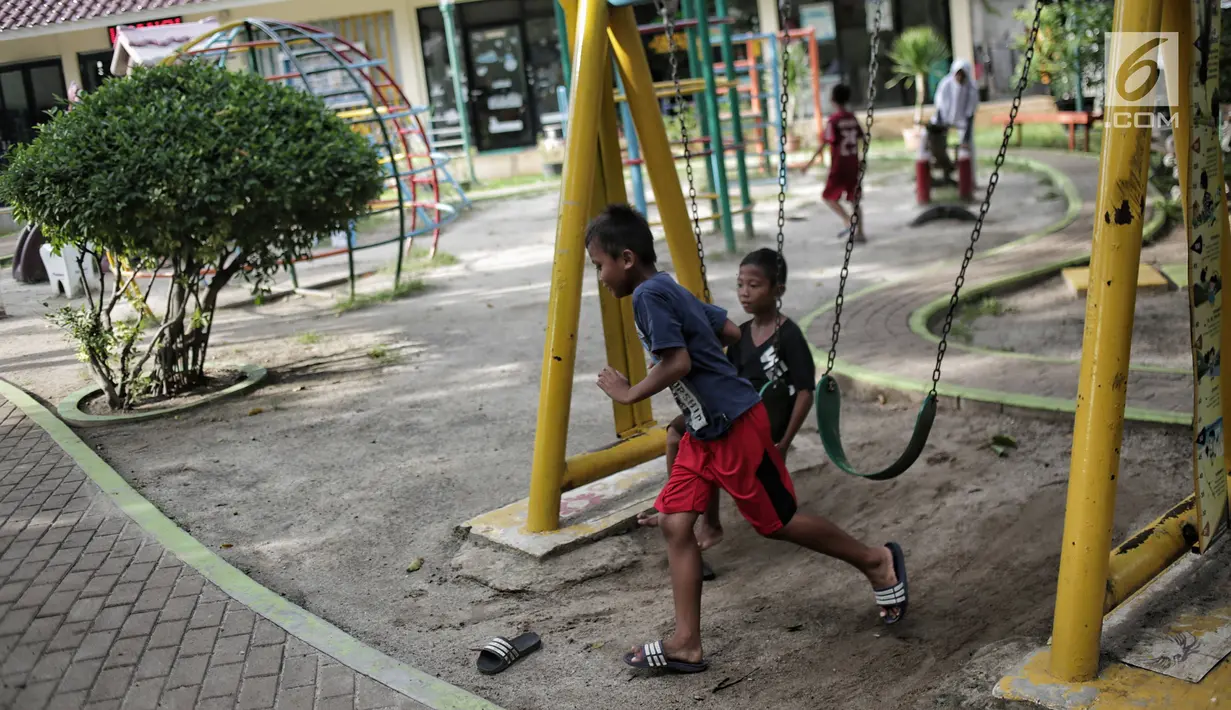 Anak-anak bermain ayunan di RPTRA Taman Kenanga, Jakarta, Selasa (28/9). Di mana taman tersebut akan dibangun di Jakarta Utara, Barat dan Pusat. Di mana empat RPTRA di Jakpus, lima di Jakut, dan dua di Jakarta Barat. (Liputan6.com/Faizal Fanani)