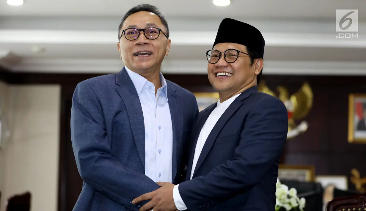 Ketua MPR Zulkifli Hasan (kiri) menerima kedatangan Ketua Umum PKB Muhaimin Iskandar di Kompleks Parlemen Senayan, Jakarta, Jumat (11/5). Pertemuan membahas kondisi kebangsaan terkini jelang Pilkada 2018 dan Pilpres 2019. (Liputan6.com/Johan Tallo)