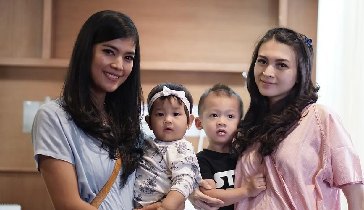 Ada juga Raya Kohandi, aktris cantik yang sudah memiliki satu orang anak ini menyempatkan waktu mengunjungi Donita yang baru melahirkan anak ke-2nya. (Instagram/donitabhubiy)