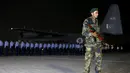 Petugas berjaga saat upacara penghormatan untuk pilot jet tempur Pakistan, Marium Mukhtiar (22) di pangkalan AU di Karachi, Selasa (24/11). Marium tewas setelah pesawatnya mengalami kecelakaan di Provinsi Punjab. (REUTERS/Akhtar Soomro)