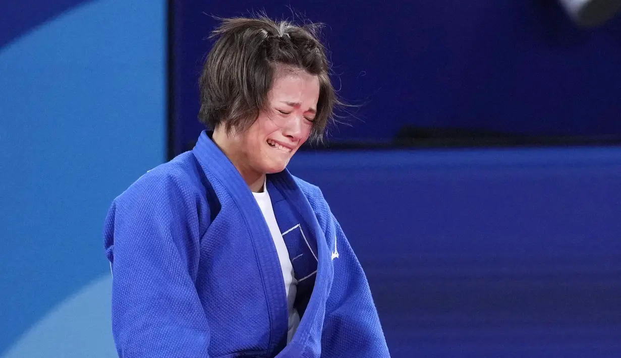 Juara bertahan judo asal Jepang Uta Abe tersingkir di Olimpiade Paris 2024, pada putaran kedua kelas 52 kilogram putri. (AP Photo/Eugene Hoshiko)