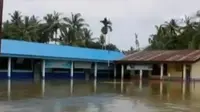 Ketinggian air mencapai 2 sampai 3 meter, akibatnya ratusan rumah terendam banjir hingga bagian atap rumah.