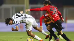 Pemain Juventus, Paulo Dybala, berebut bola dengan pemain Benevento, Perparim Hetemaj, pada laga Liga Italia di Stadion Vigorito, Sabtu (28/11/2020). Kedua tim bermain imbang 1-1. (Alessandro Garofalo/LaPresse via AP)