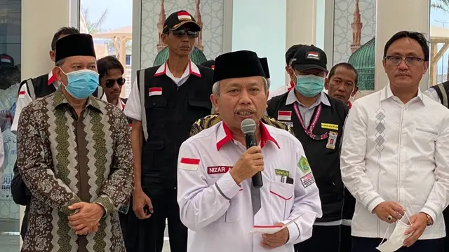 Sekjen Kemenag Nizar saat melepas jemaah kloter SOC 43 di Bandara Internasional AMAA Madinah, Sabtu (13/8/2022). (Foto: Liputan6.com/Kemenag)