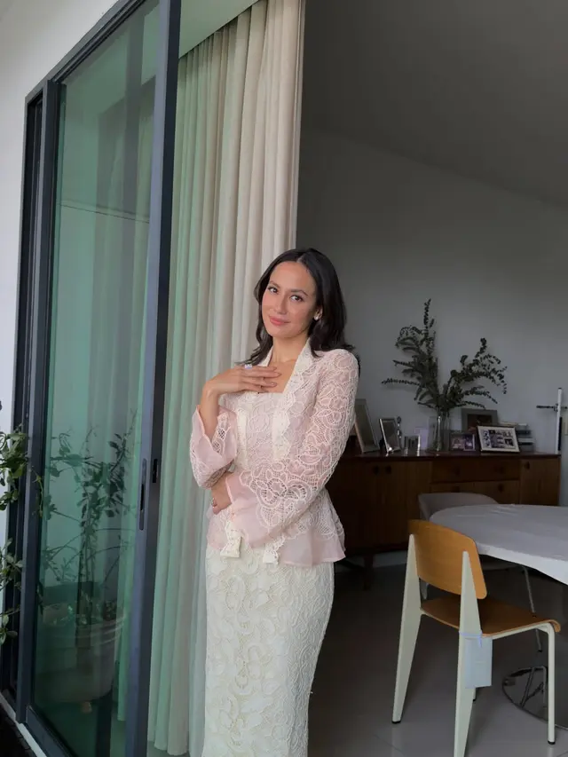 Lebaran di Malaysia, Pesona Pevita Pearce dalam Kebaya Kutubaru Peplum Bikin Jatuh Hati