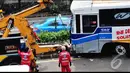 Sebuah mobil derek disiapkan untuk menarik bus nahas tersebut, Jakarta, Minggu (27/7/2014) (Liputan6.com/Faizal Fanani)
