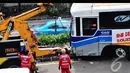 Sebuah mobil derek disiapkan untuk menarik bus nahas tersebut, Jakarta, Minggu (27/7/2014) (Liputan6.com/Faizal Fanani)