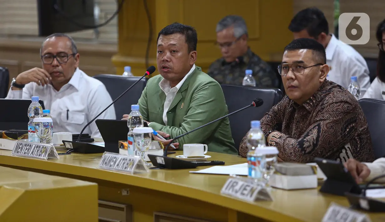 Menteri Agraria dan Tata Ruang/Kepala Badan Pertanahan Nasional (ATR/BPN), Nusron Wahid (tengah) dan Wakil Menteri ATR/BPN Ossy Dermawan (kanan) menyampaikan paparan pada rapat kerja bersama Komite I Dewan Perwakilan Daerah (DPD) RI di Kompleks Parlemen, Senayan, Jakarta, Selasa (11/2/2025). (Liputan6.com/Angga Yuniar)