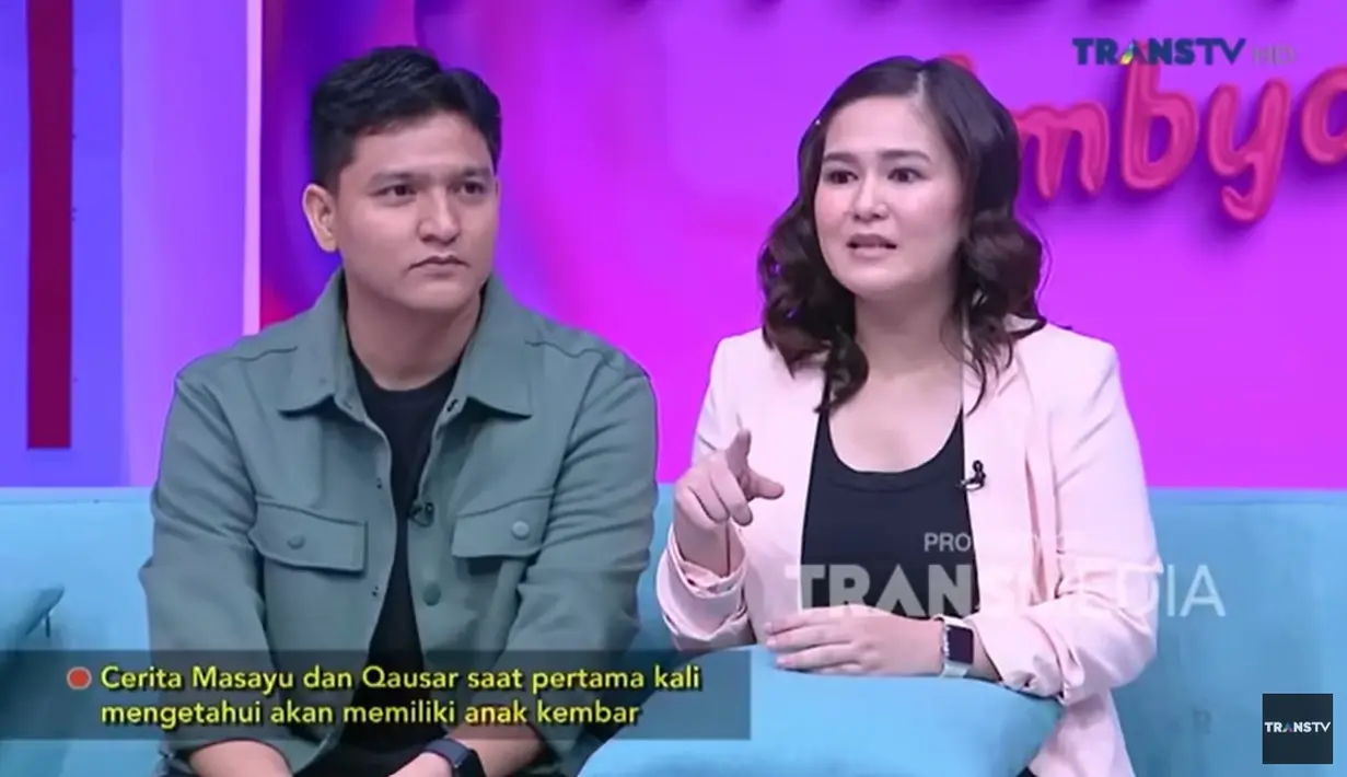"Dibilang baby blues sih nggak ya, cuma kaget saja pas hari pertama keluar rumah sakit, sempat nangis sekalilah." ujar pemeran Lilis dalam sinetron Suparman Reborn ini seperti dilansir dari Youtube TRANS TV Official. [Youtube/TRANS TV Official]
