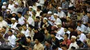 Umat muslim berdoa usai menunaikan shalat tarawih pertama Ramadan 1437 H di masjid Istiqlal, Jakarta, Minggu (5/6/2016). Berdasar, hasil sidang isbat ditetapkan 1 Ramadan jatuh pada Senin (6/6/2016). (Liputan6.com/Helmi Fithriansyah)