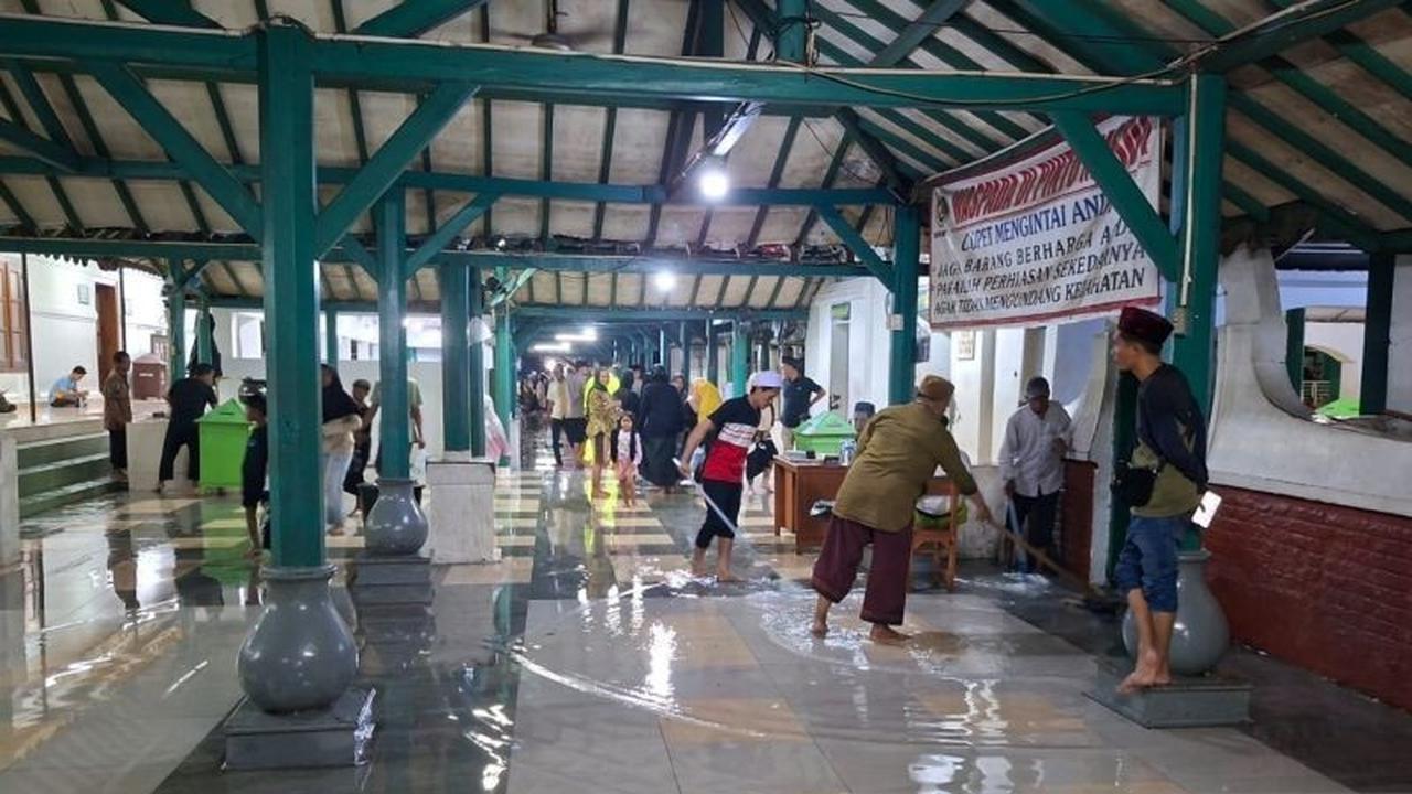 Banjir Banten Lama Rendam Kawasan Wisata Religi, Aktivitas Ziarah Tetap Berlangsung