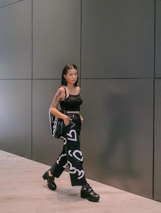 Beri nuansa segar lewat celana printed motif hitam putih (Foto: Instagram @awkarin)