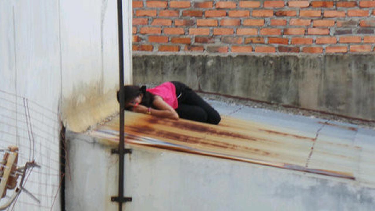 Kawasan prostitusi digerebek, Maya ngacir manjat rumah kontrakan