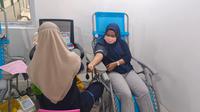 Karyawan PT Bumi Lancang Kuning Pusaka saat mendonorkan darahnya dalam rangka peringatan Bulan K3. (foto: Aceng Mukaram)