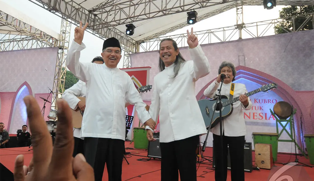 Grup legendaris Bimbo dan JK ikut menyemarakkan Acara Istighosah Kubro yang bertemakan "Doa untuk Indonesia" di Parkir Timur Senayan, Jakarta,  Jumat (4/7/2014) (Liputan6.com/Herman Zakharia)
