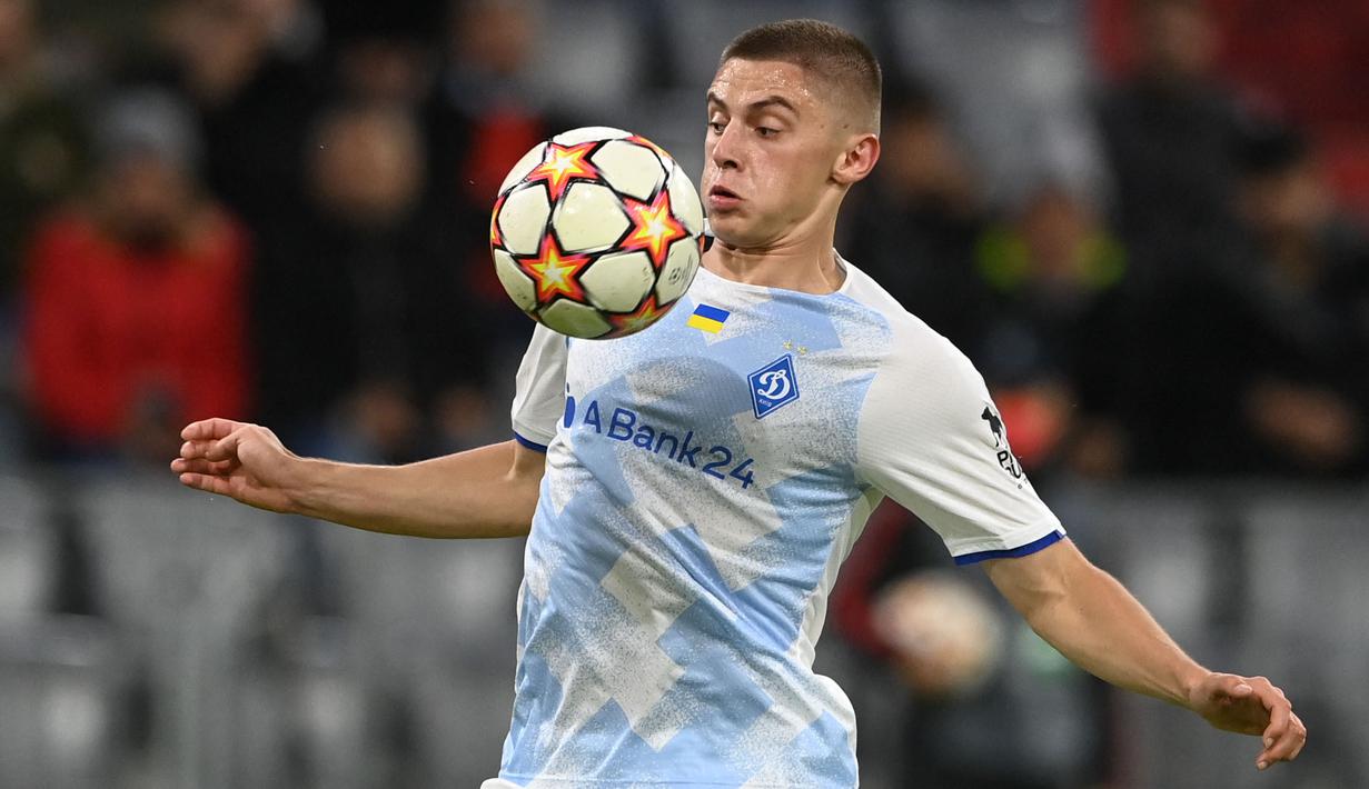 Nama Vitaliy Mykolenko memang masih terdengar asing. Namun, ia menjadi pemain dengan pembelian termahal kedua di pekan pertama bursa transfer musim dingin 2021/22. Everton menghabiskan dana sebesar 23,5 juta euro untuk mendatangkan pemain Dynamo Kiev tersebut. (AFP/Christof Stache)